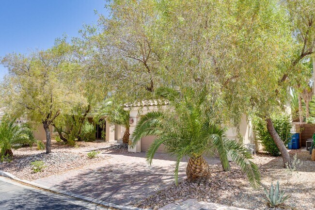 Building Photo - 4-Bedroom Home with Heated Pool & Spa