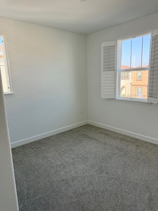 Building Photo - Beautiful home in Northlake!