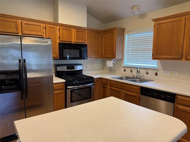 Building Photo - 916 Whitehall Dr