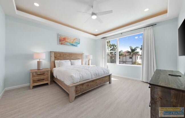 Building Photo - 104 W Pompano St