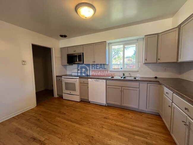 Building Photo - 3696 Glencoe St