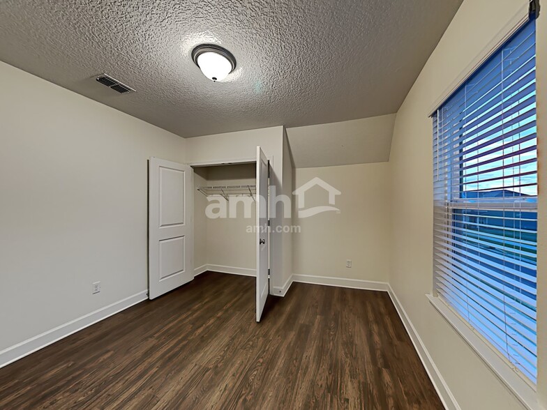 Building Photo - 803 Rocking Chair Ln