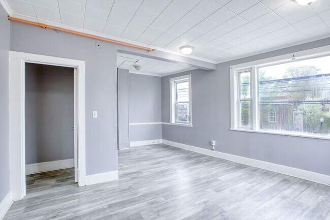 Building Photo - Oversized 3 Bedroom 1 Bathroom in Blackrock Neighborhood