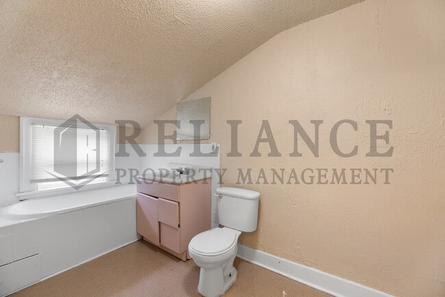 Building Photo - 607 N Lorraine Ave