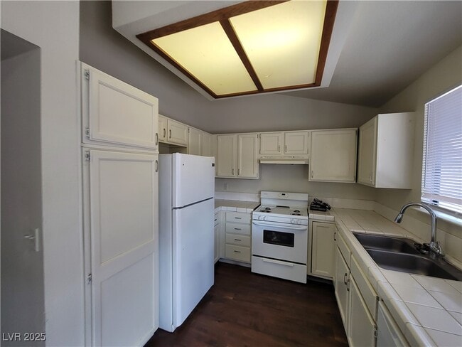 Building Photo - 372 Rushing Creek Ct