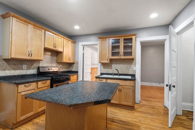 Building Photo - Cramer upper house