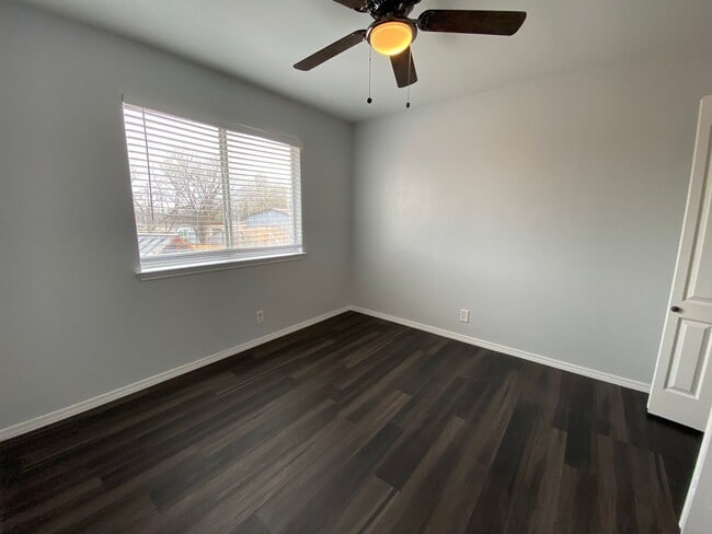 Building Photo - Newly Remodeled!