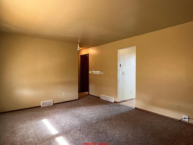 Building Photo - 2 Bedroom 1 Bath Duplex