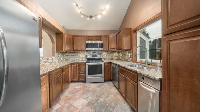 Building Photo - Four bedroom in Gatehouse Village with Fenced Yard and Views!