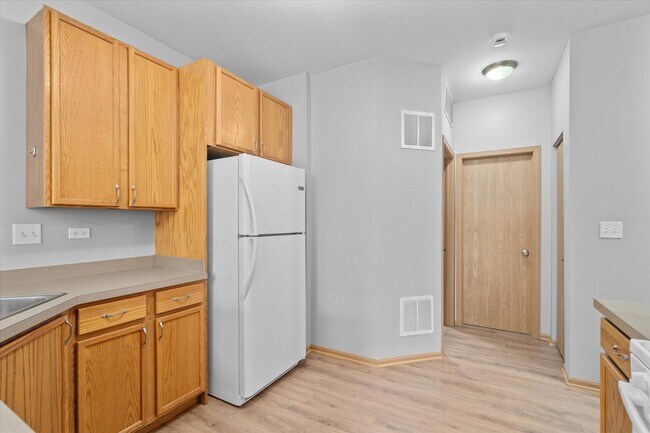 Building Photo - 484 Majestic Ln