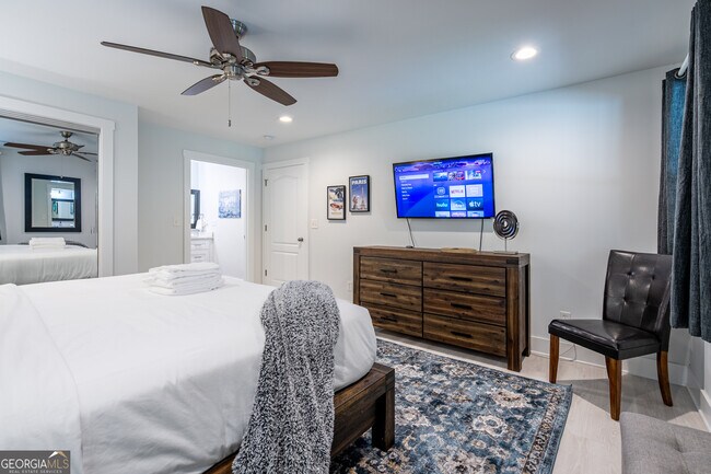 Building Photo - 2617 Caladium Dr NE