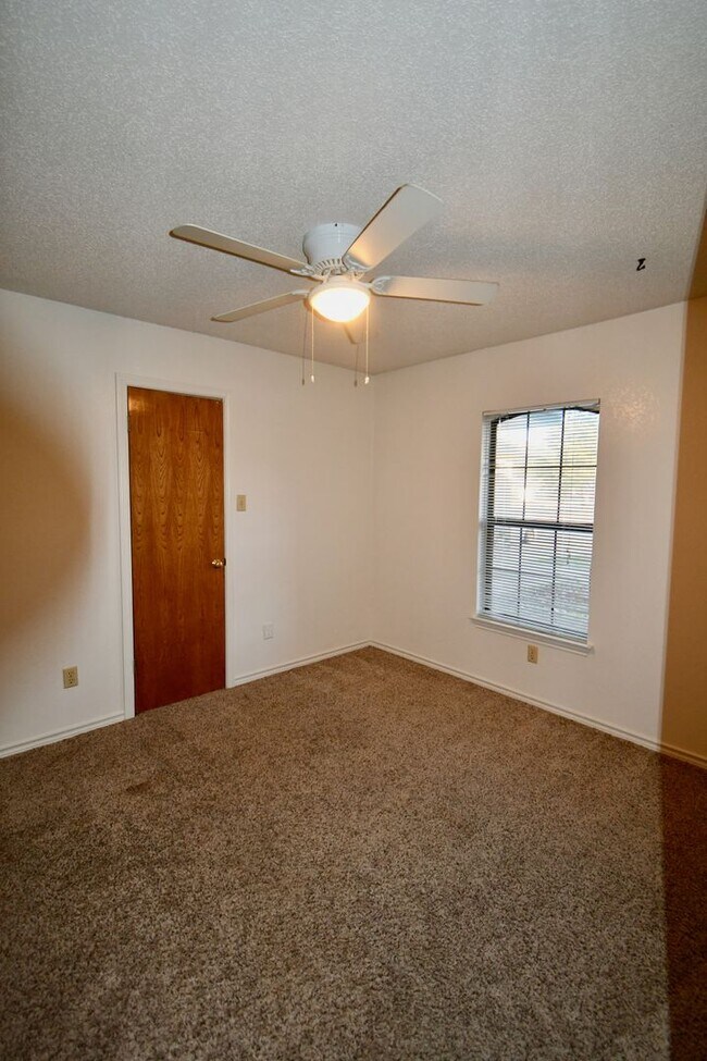 Building Photo - Inviting 3 Bedroom 2.5 Bathroom Home in Ha...