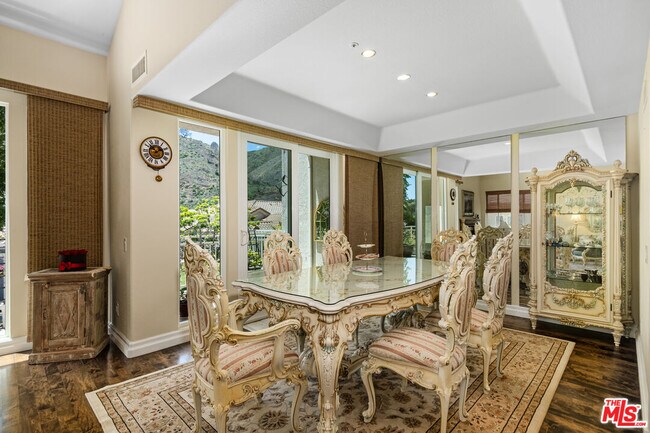 Building Photo - 682 Palisades Dr