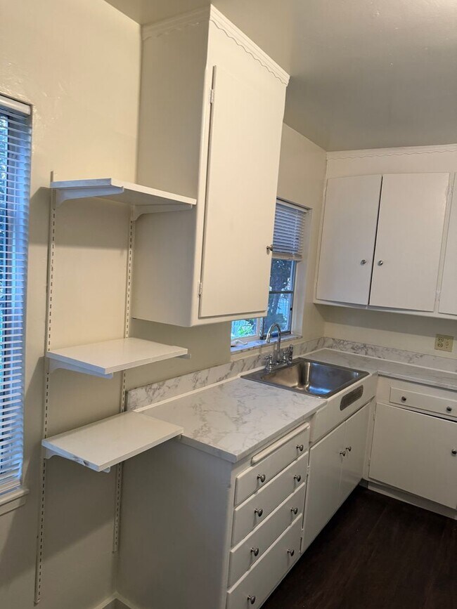 Building Photo - Updated Kitchen, Bathroom and Flooring in both! Great Location near Campus!