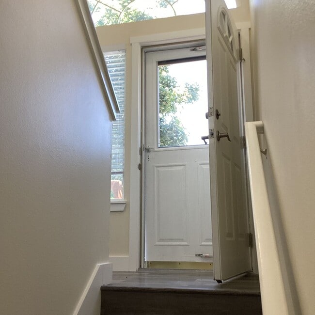 Building Photo - Updated 4 bedroom in The Desirable Merrill...
