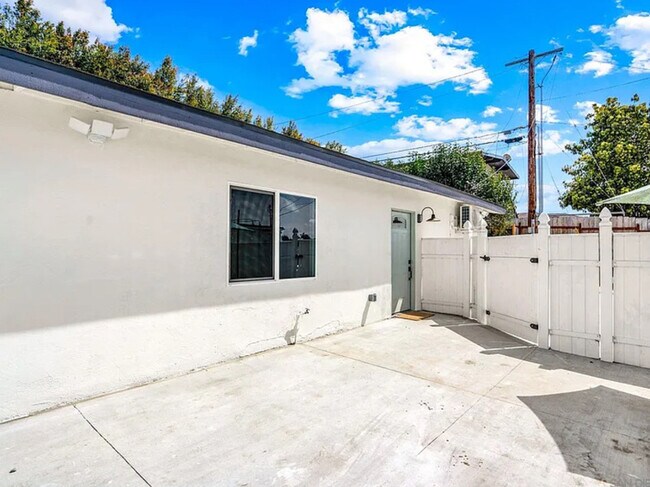 Building Photo - 5515 Lauretta St