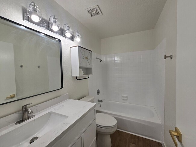 Building Photo - Hawarden Hills Home