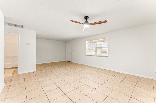 Building Photo - **FIRST MONTH FREE RENT OFFER** Charming 2-Bed Duplex Retreat in Edgewater, so close to the beach...