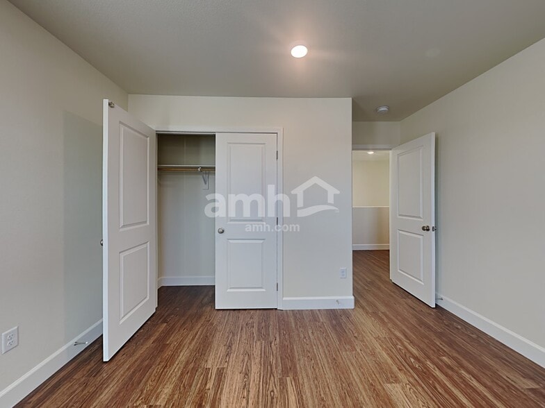 Building Photo - 4754 Tree Swing St