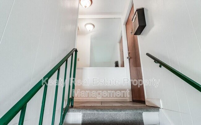 Building Photo - 211 Versailles Blvd