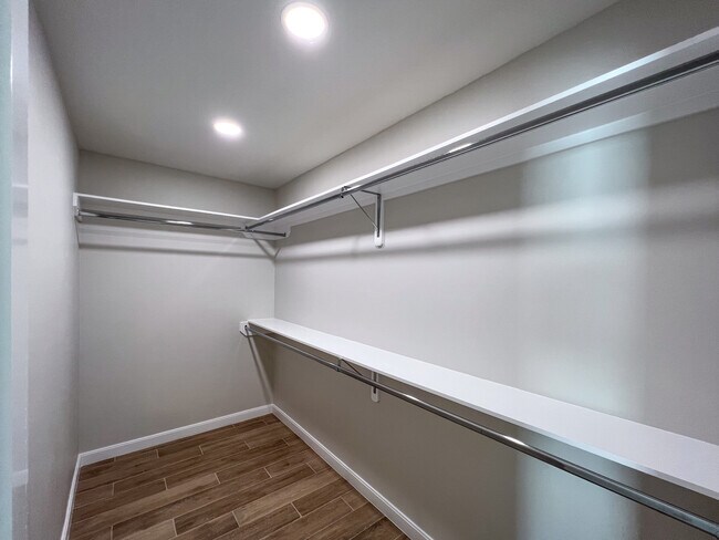 Building Photo - 1400 E Iris Ave