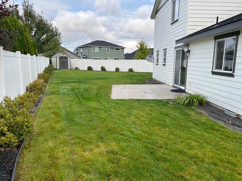 Patio - 3040 W Dumont Dr