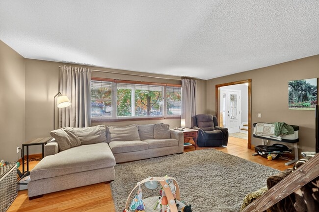 Building Photo - 1710 Shadyview Ln N