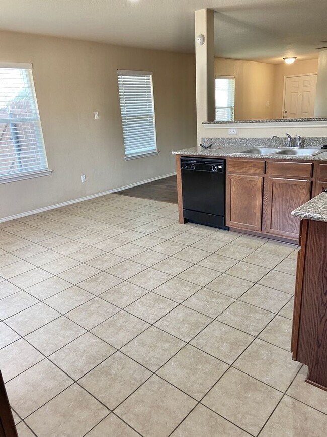 Building Photo - Open Floorplan and Amazing Resort Style Community!
