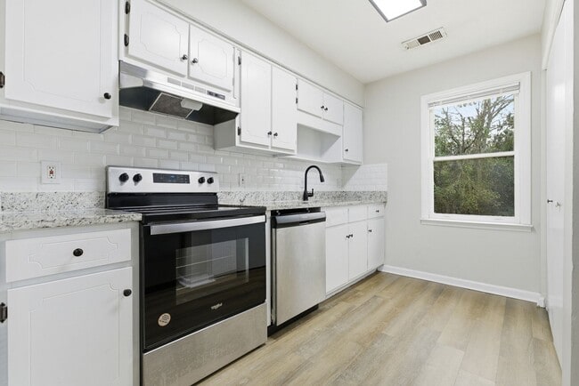 Building Photo - Updated 3BR / 2BA Home – Granite Counters & LVP