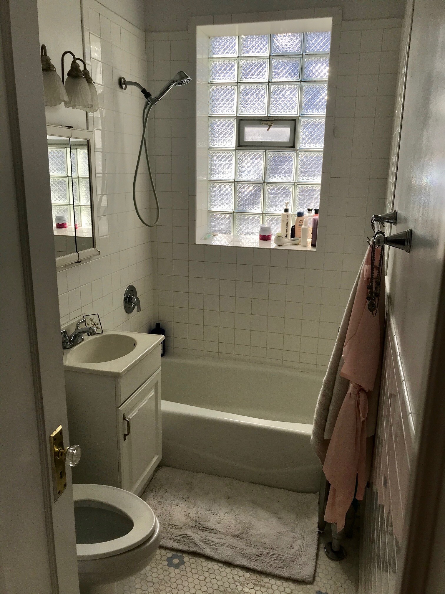 Building Photo - 2520 N Sawyer Ave