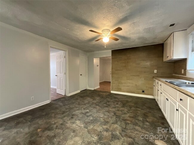 Building Photo - 1305 Ragan Ave