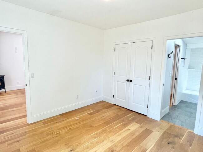 Building Photo - Remodeled Off Street Cottage 2BR/1BA Priva...