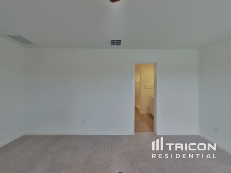 Building Photo - 1832 Kiwi Dr