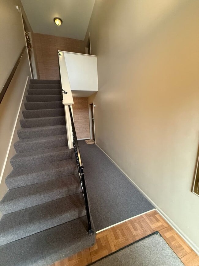 Building Photo - Fantastic Centrally Located Condo