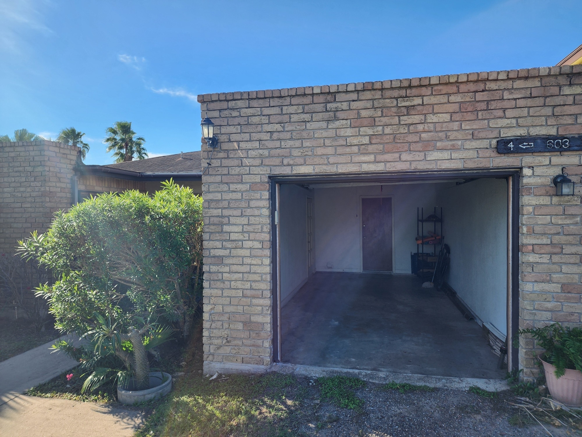 Building Photo - 603 Continental Dr