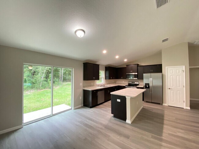 Building Photo - Custom Home - Desirable SW Ocala Neighborhood 3/2/2 **Won't Last**