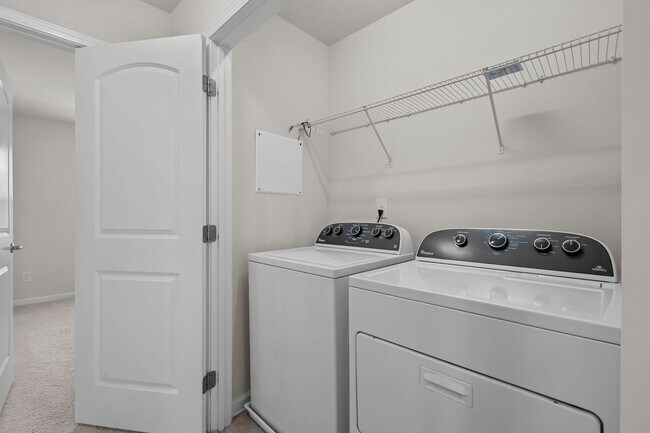 Building Photo - Modern 3-Bed Townhome in Thompson Ridge – ...
