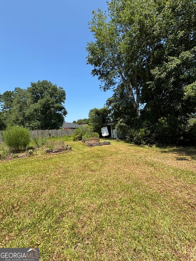 Building Photo - 303 Foxwood Dr
