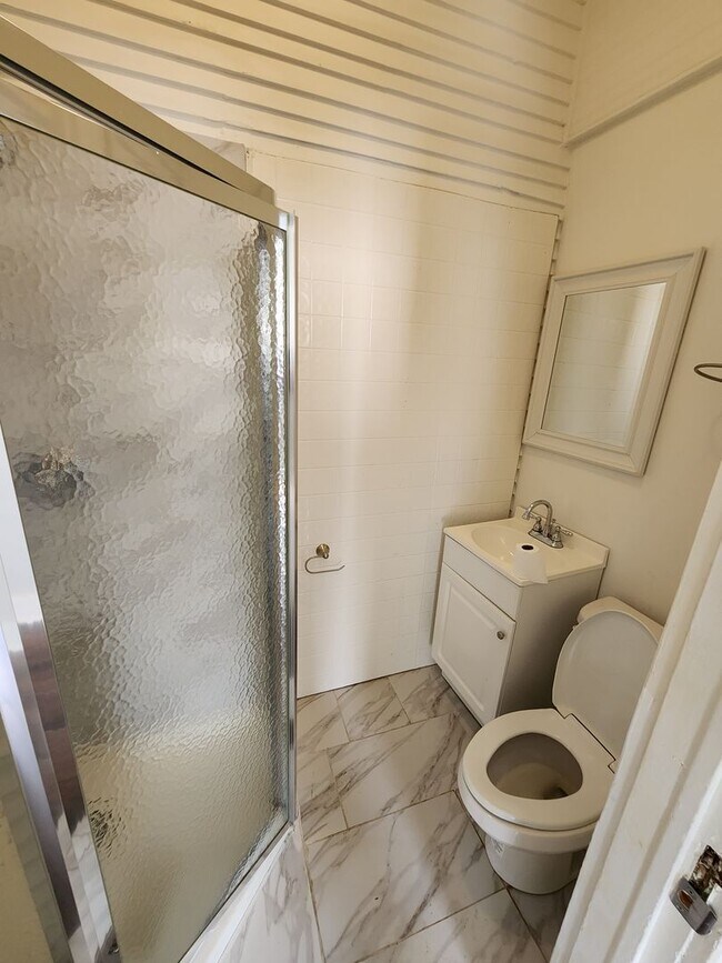 Building Photo - 923 Abigail St