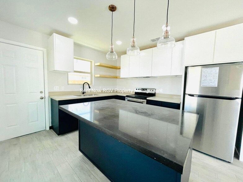 Building Photo - 3802 Las Vistas Ln