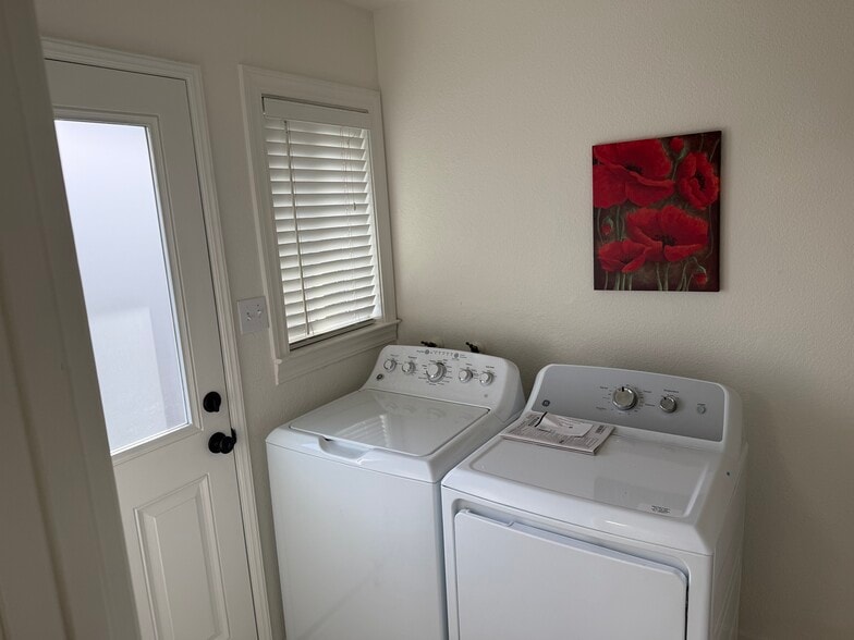 Building Photo - 3701 Mosswood Dr