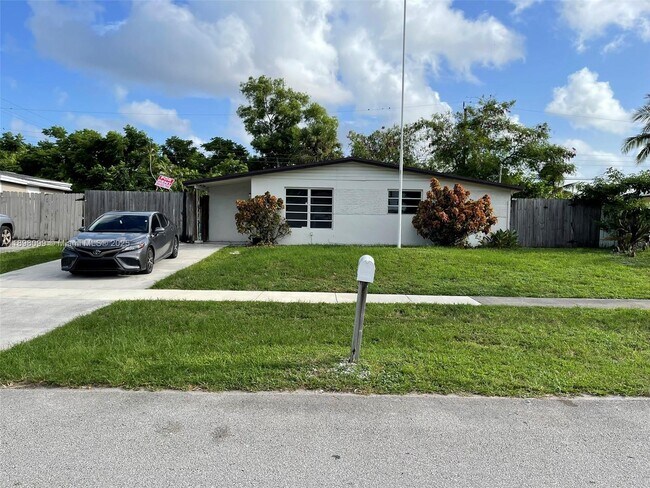 Building Photo - 5751 SW 38th Ct