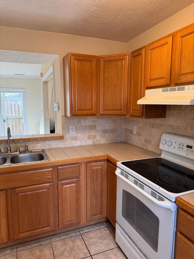 Building Photo - 2 Bedroom || 1 Bathroom Townhome