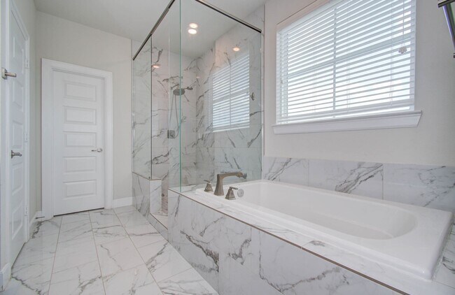 Building Photo - 2812 Grand Fountains Dr