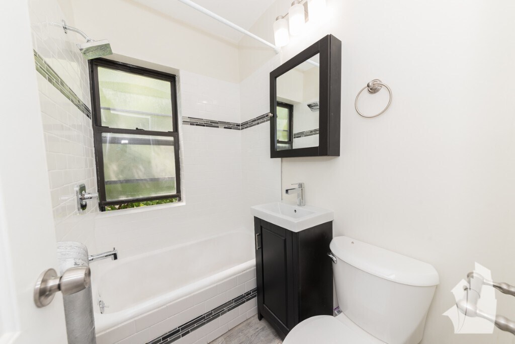 Building Photo - 917 W Waveland Ave