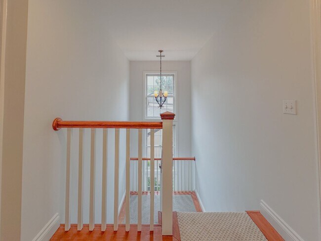 Building Photo - Lakeside Living!