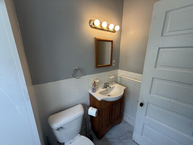 Building Photo - Heritage Hill 2BR Main Level Apartment