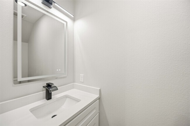 Building Photo - 8013 Moon Beam St