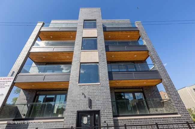 Primary Photo - 2514 W Diversey Ave