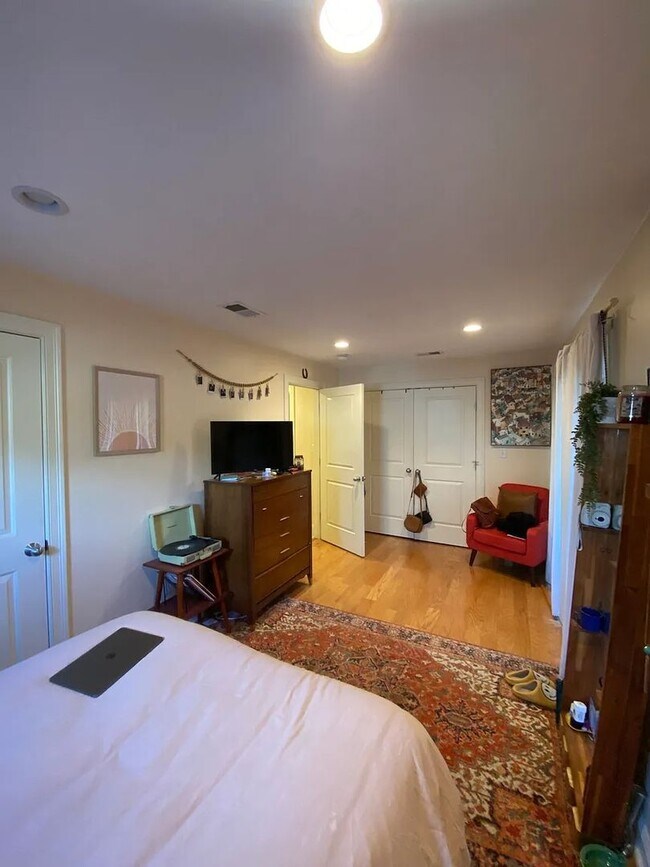 Building Photo - No Brokers Fee, No Security Deposit, In-Unit Washer and Dryer, Central Heat/AC, One Parking is In...